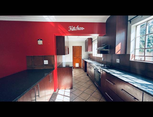 4 BEDROOM TOWNHOUSE FOR SALE IN WATERKLOOF EAST